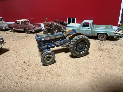 Tractor Ford 5000 Ertl 1/64 personalizado desgastado para dioramas Foto 1 de 4