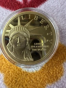 Moneda medalla de prueba de la Estatua de la Libertad 2010 24k en capas con certificado de autenticidad envío gratuito - Imagen 1 de 4