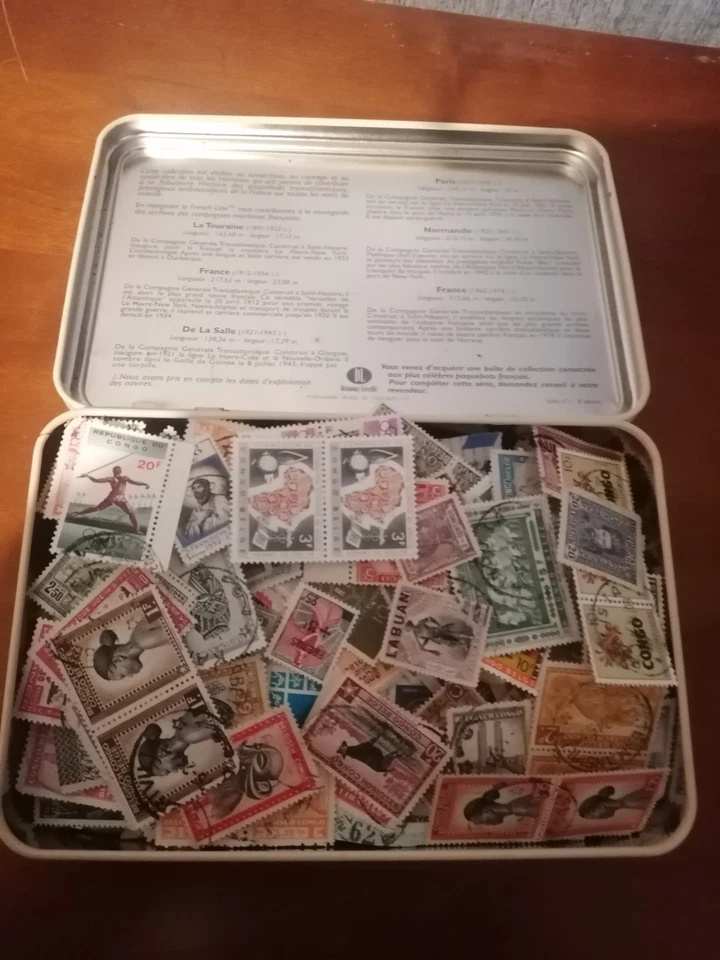 Lot Philatélie : Album plein boîte à trier albums vides  à feuilles mobiles ... - Photo 1/4