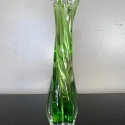 Jarrón oscilante de vidrio artístico retorcido verde y transparente McM Foto 1 de 4