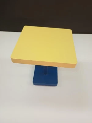 Mesa de madera de diseño moderno para casa de muñecas de 4" de alto Foto 1 de 4