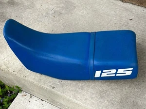 ¿Suzuki azul vintage OEM? Honda? Asiento 125 azul con correa #42A00 - Imagen 1 de 11