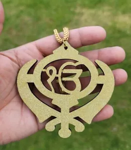 Ciondolo Ek Onkar Khanda Sikh Legno Colore Oro Protezione Male Auto AAAJ - Foto 1 di 10