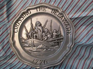 Placa de pared de peltre Sexton de colección Crossing The Delaware Plate #5072 1973 EE. UU. - Imagen 1 de 6