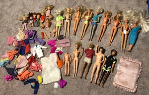 Vintage GROSSE lose 1960er & 70er Jahre Barbie Ken Baby Puppe Menge Kleidung wie sie ist - Bild 1 von 15
