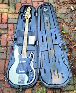 Peavey T-40 Bass Guitar in Original Hard Case, Pro Serviced w/Receipt, 1981 s/n - Picture 1 of 18