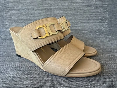 Sandalia Salvatore Ferragamo Chaim para mujer de gamuza con cuña deslizable, talla 7 C Foto 1 de 4