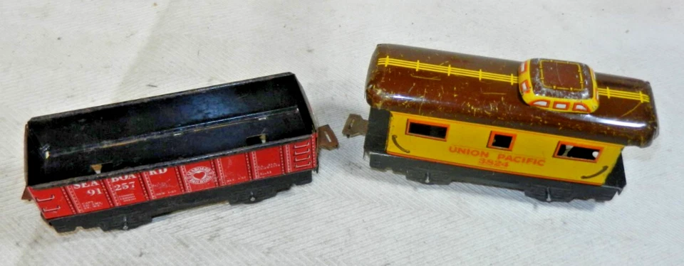 Marx 6 Inch 91257 red Seaboard gondola + 3824 yellow Union Pacific caboose - Image 1 of 4