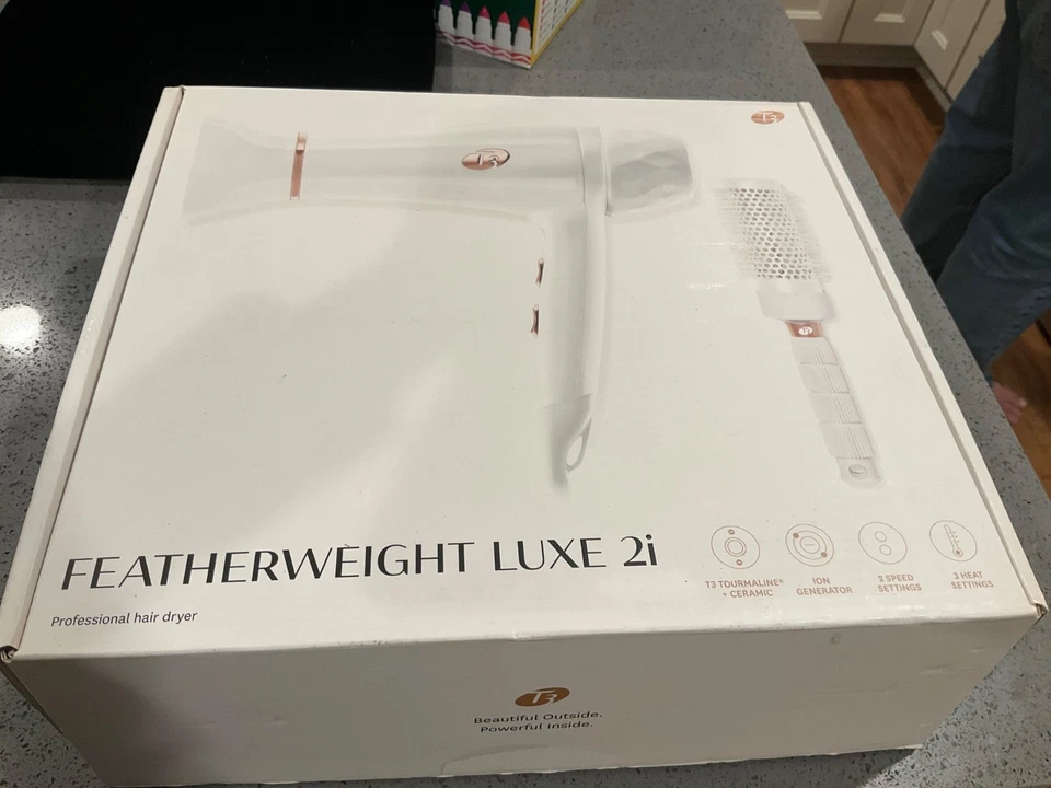T3 Featherweight Luxe 2i Hair Dryer with Brush- New - White - Image 1 of 4