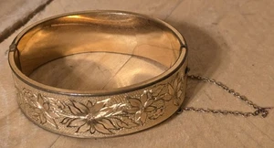 Brazalete brazalete brazalete vintage con bisagras grabado floral de metal tono dorado sin marca - Imagen 1 de 4