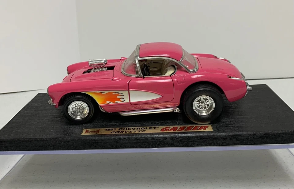 Carro de metal fundido Road Legends 1957 Chevrolet Pink Corvette Gasser 1:18 - Imagem 1 de 4