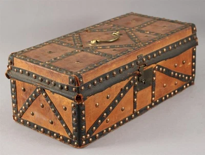 Antigua caja de bloqueo de documentos de baúl de latón con tachuelas de cuero personal del siglo XIX Foto 1 de 4