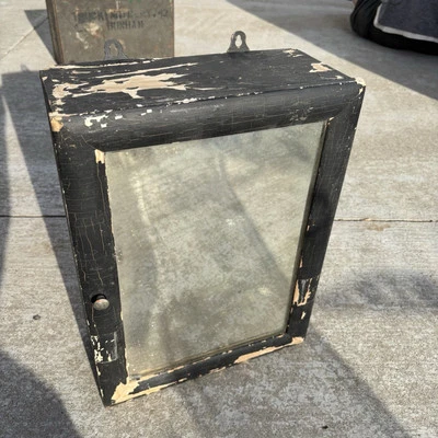 Старинный деревянный медицинский шкаф с полками и зеркалом на петлях на двери - Изображение 1 из 4