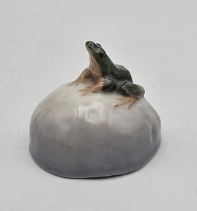 Estatuilla vintage de RANA SOBRE PIEDRA REAL COPENHAGUE Dinamarca #507 ~ piedra astillada - Imagen 1 de 12