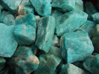 3000 Carat Lots of Unsearched Natural Amazonite Rough - Plus a FREE Faceted Gem - Image 1 of 4