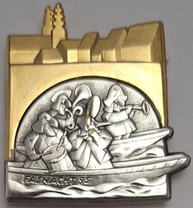 Broche prendedor de Basilea René Felix Muller vintage carnaval carnaval 1995 Suiza - Imagen 1 de 7