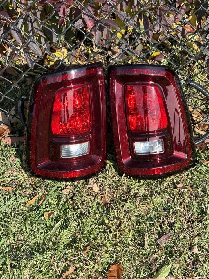 PAIR of 2025 Ram 2500/3500 Tail Lights. New Takeoff Halogen.  2019-2025 Foto 1 de 1