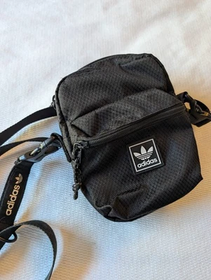 Bandolera Adidas Originals Utilities Festival 2.0, Negra Foto 1 de 4