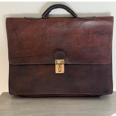 Maletín de cuero marrón de colección con cerradura de latón estuche adjunto artesanal, mediados de siglo Foto 1 de 4