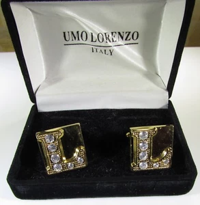 Gemelos tono dorado con una L Inital y pedrería transparente - Imagen 1 de 6