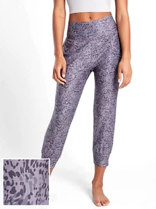 Jogger corto estampado ATHLETA Salutation lila punteado talla mediana púrpura - Imagen 1 de 13