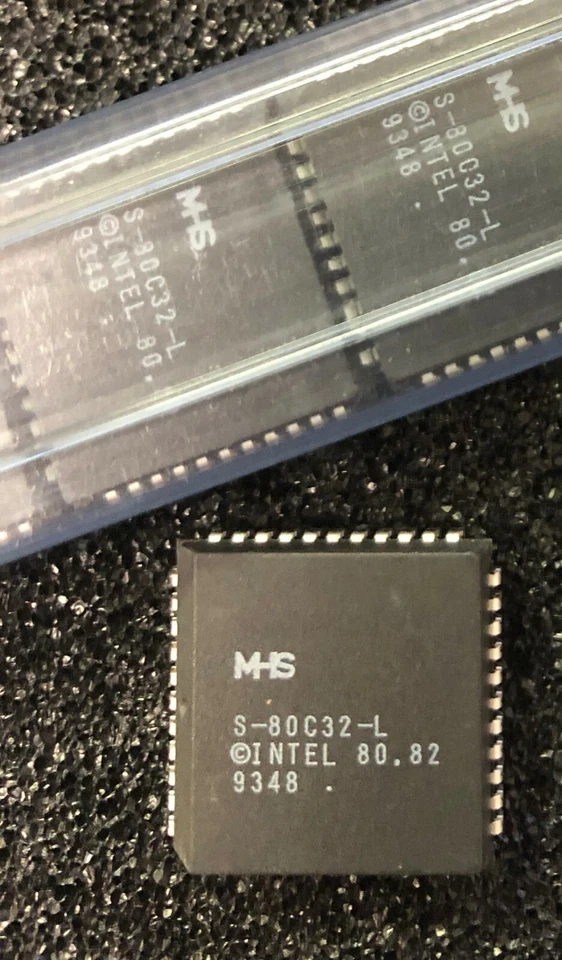 INTEL S80C32-L  Microcontroller, 8-Bit, 8051 CPU, 6MHz, CMOS, PQCC44 **NEW** - Image 1 of 1