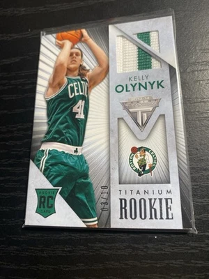 2013 PANINI TITANIUM KELLY OLYNYK #13 ROOKIE JERSEYS /10 BOSTON CELTICS - Image 1 of 4