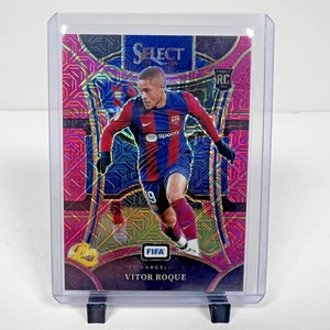 2023-24 Panini Select FIFA Mezzanine Vitor Roque #125 Pink Mojo Prizm (RC) /199 - Bild 1 von 8