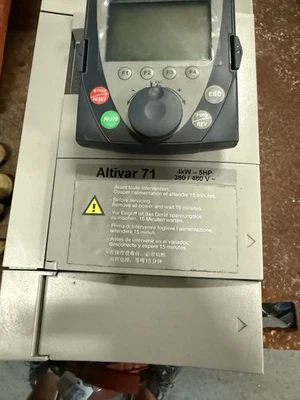 Telemecanique ATV71HU40N4 Variable Velocidad Drive, 4kW, 5HP, 380-480V, 50/60HZ, 3Ø Foto 1 de 4