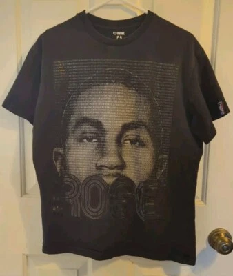 Camiseta preta UNK Derrick Rose D-Rose Chicago Bulls gráfica frente e verso tamanho M - Imagem 1 de 4