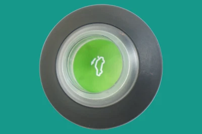 MERCEDES BENZ SL500R S550 C300 R230 原始设备制造商 紧急轨道盖 开放 绿色纽扣 — 第 1/4 张图片