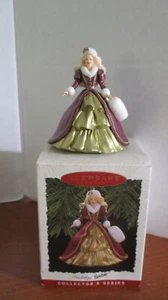 Vestido HALLMARK 1996 HOLIDAY BARBIE Borgoña y Dorado Adorno de Navidad ~ Nuevo en Caja - Imagen 1 de 6