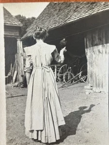 Frau hält einen Vogel Echt Foto Postkarte RPPC PC2 - Bild 1 von 4