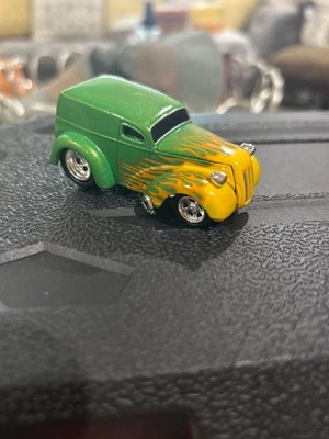 Funline 2003 escala 1:64 máquinas musculares • Ford Anglia 1948 flameado [03-53] Foto 1 de 4