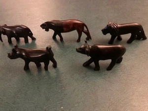 Vintage handgeschnitzte Holz afrikanische Tierfiguren 5 Stück Löwe Nashorn Büffel - Bild 1 von 13