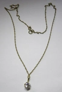 PRETTY 9 CARAT YELLOW GOLD HEART SHAPED PENDANT & CHAIN HALLMARKED YASH6 - Picture 1 of 9