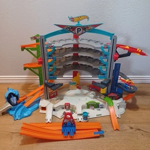 Hot Wheels Ultimate Garage Playset with Attack Shark Spiral Ramp Electronic - Picture 1 of 16