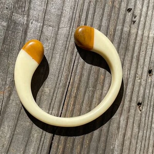 2,25" Creme & Gelb Ocker Zelluloid Bakelit Armreif Armband Manschette - Bild 1 von 3