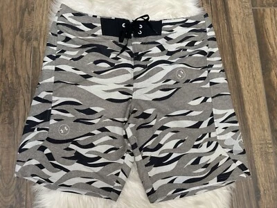 Pantalones cortos Under Armour 38 Bergwind sin forro gris negro camuflaje ropa de resort Foto 1 de 4