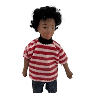 Casa delle Bambole Ragazzo con Top a Righe (DP457) - Miniature Scala 1:12 | Mondo Minimo - Foto 1 di 2