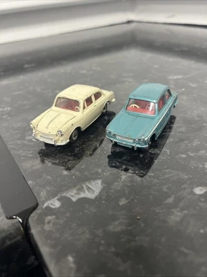Juguetes Dinky de colección 2 coches 1 Triumph Vitesse y un VW 1500 número 144 Foto 1 de 4