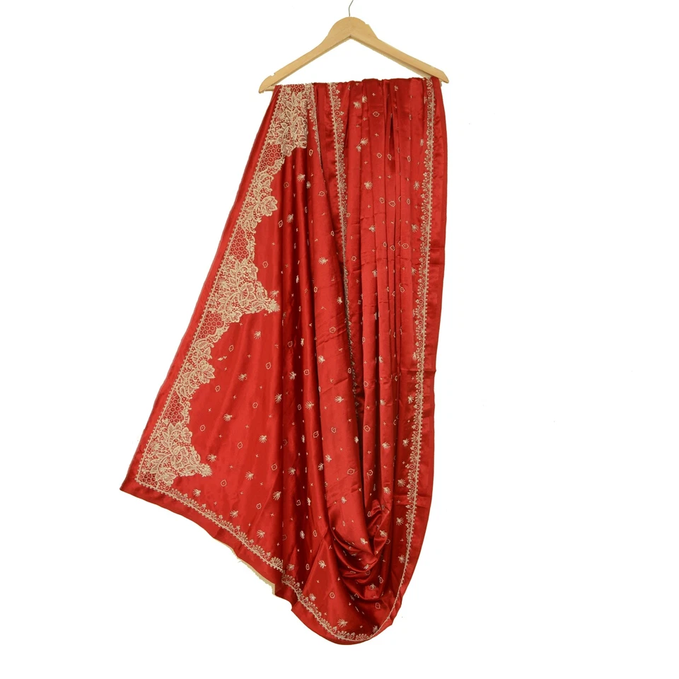 Estola envolvente con cuentas a mano de satén Dupatta de boda roja oscura de colección Sanskriti Foto 1 de 4