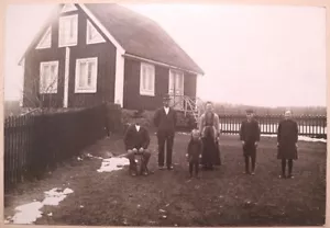 c1910s 3-Generation Family Photo at House in Winter - 3 Kids, Parents & Grandpa - Picture 1 of 4
