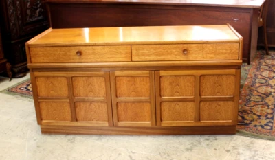 Aparador dinamarquês de teca meados do século armário de bar buffet por Nathan - Imagem 1 de 4