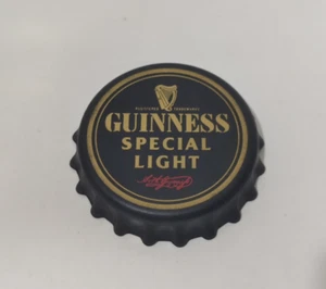 Neu Guinness Malaysia Special Light Sammlerstück Kühlschrankmagnet Flaschenöffner 3" - Bild 1 von 3