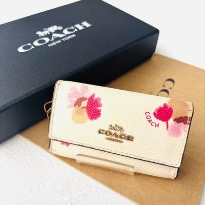 Portachiavi Coach motivo floreale beige usato - Immagine 1 di 4