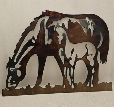Caballo con potro - Arte de pared de metal - Acero 24" de ancho x 18" de alto hecho a mano  Foto 1 de 4