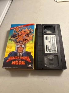 AMAZON FRAUEN AUF DEM MOND (VHS, 1998) JOHN LANDIS LAMPOON KOMÖDIE - Bild 1 von 3