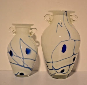 Coppia vasi in vetro artistico con motivo geometrico bianco e blu e manici trasparenti applicati - Foto 1 di 8