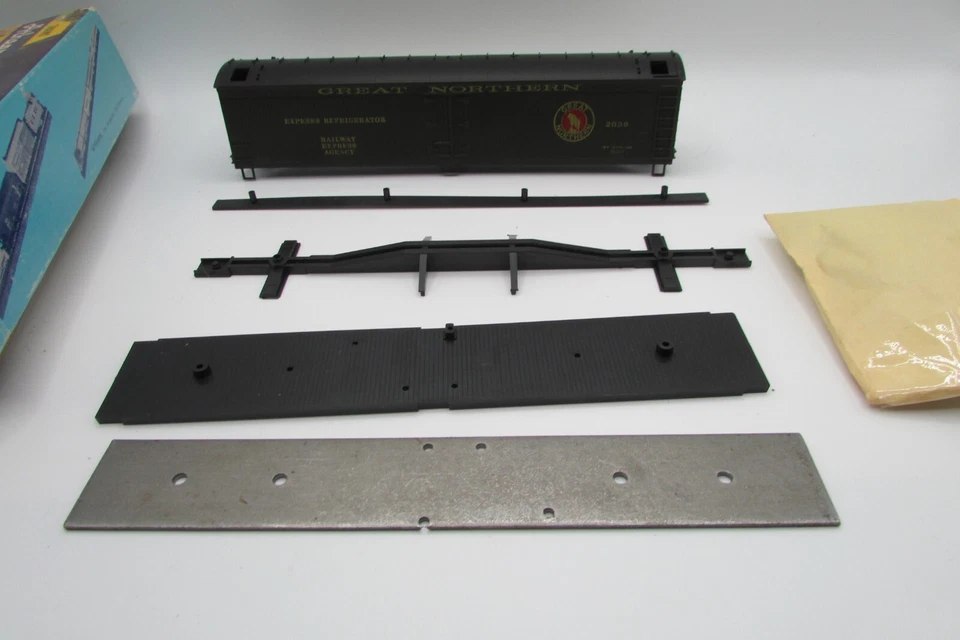 HO Scale Athearn 5332 50ft Express Reefer Great Northern ATH4681 - Image 1 of 4